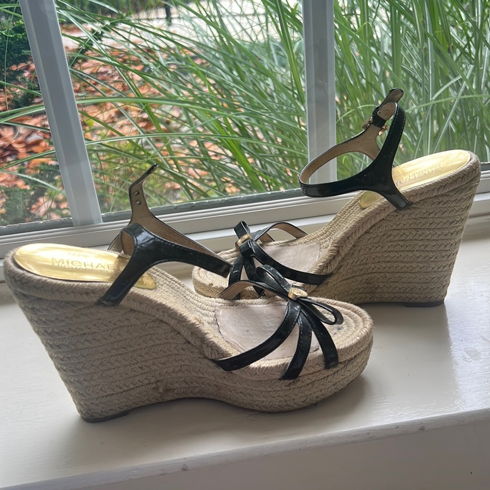 MICHEAL Micheal Kors wedged tan heel with black MK bow straps size Women’s 7 M